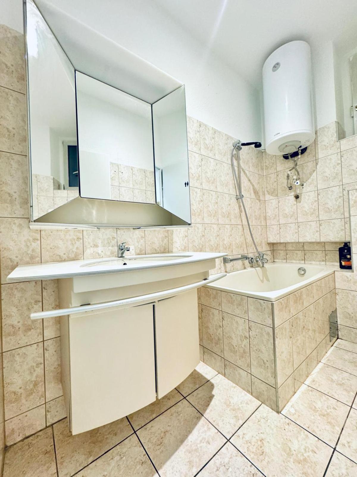 Affordable 5 Bedroom Apartment, Near Atzgersdorf Park * Wien